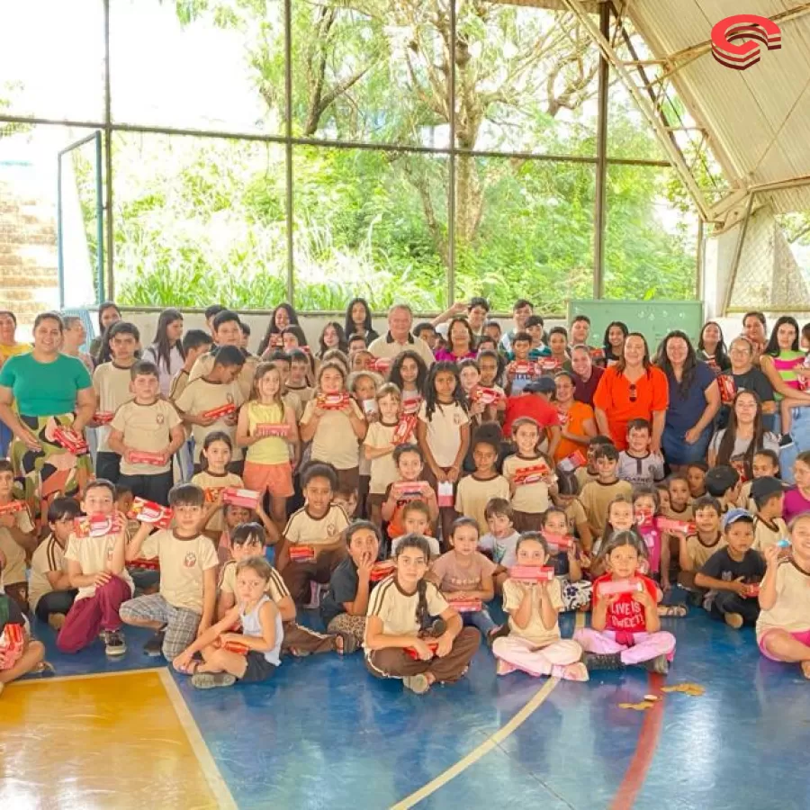 Prefeito Toninho do Café faz entrega de chocolates para alunos da rede municipal, estadual e instituição de Grandes Rios. 