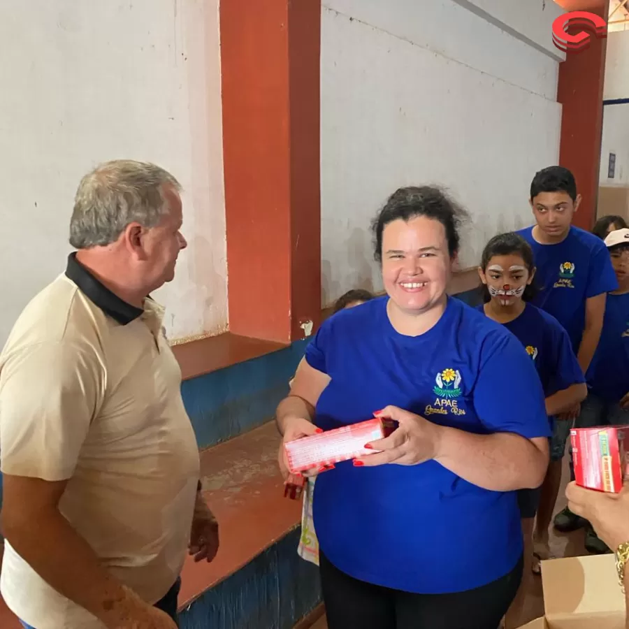 Prefeito Toninho do Café faz entrega de chocolates para alunos da rede municipal, estadual e instituição de Grandes Rios. 