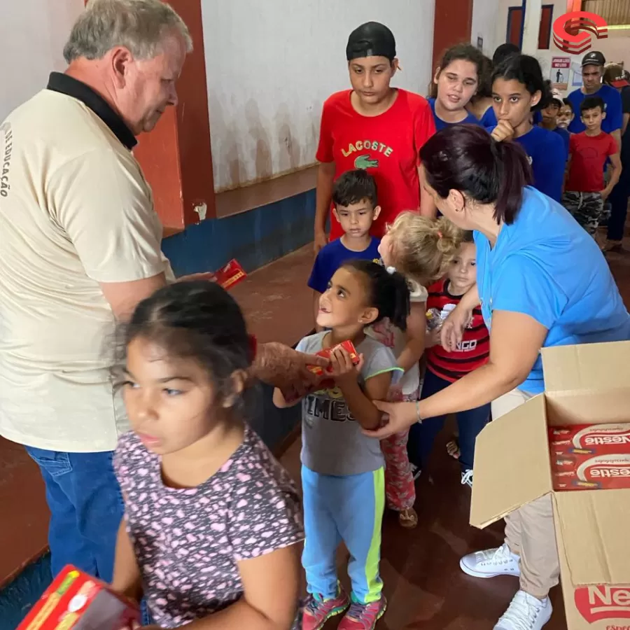 Prefeito Toninho do Café faz entrega de chocolates para alunos da rede municipal, estadual e instituição de Grandes Rios. 