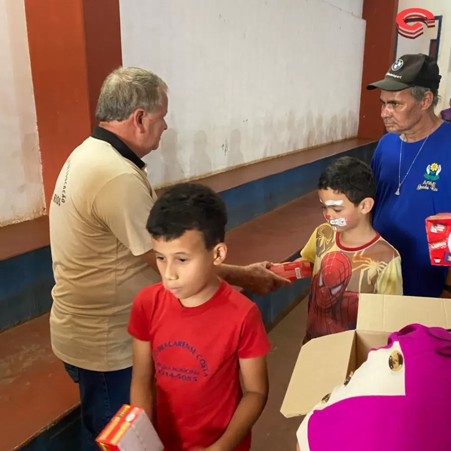 Prefeito Toninho do Café faz entrega de chocolates para alunos da rede municipal, estadual e instituição de Grandes Rios. 