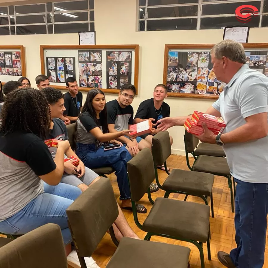 Prefeito Toninho do Café faz entrega de chocolates para alunos da rede municipal, estadual e instituição de Grandes Rios. 