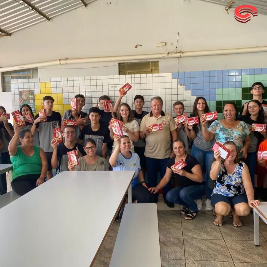 Prefeito Toninho do Café faz entrega de chocolates para alunos da rede municipal, estadual e instituição de Grandes Rios. 