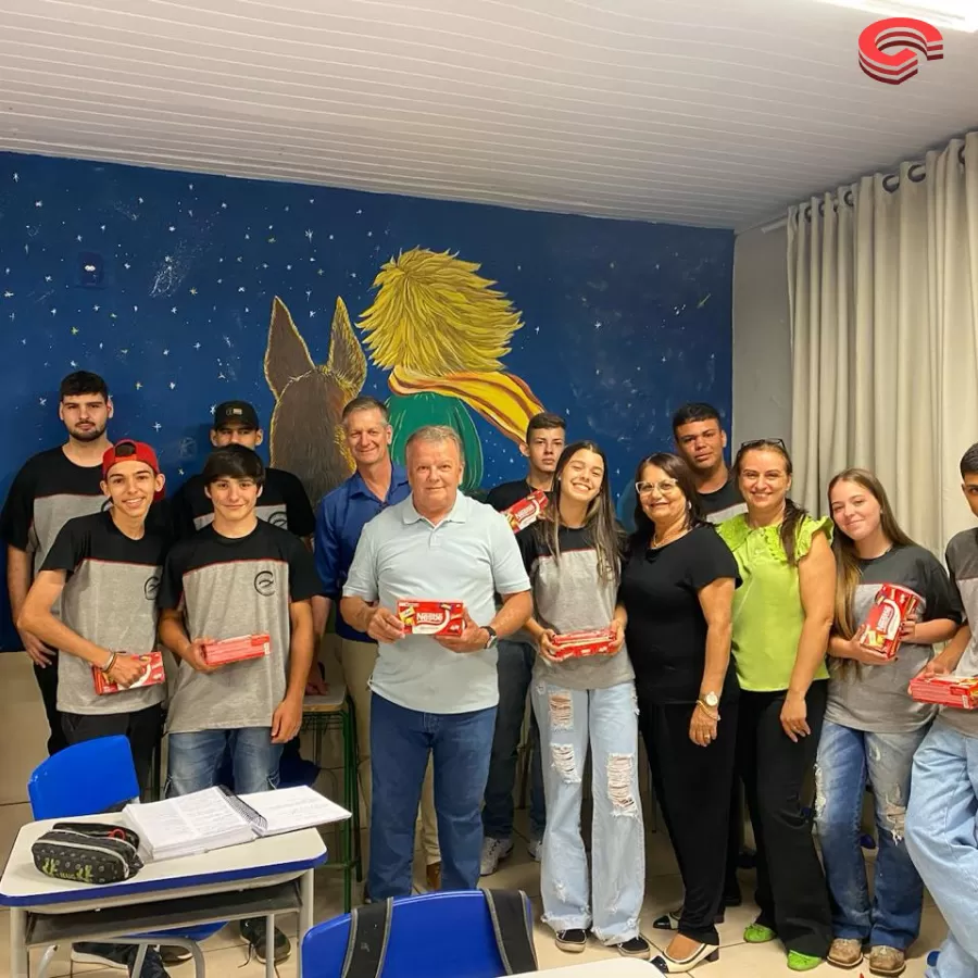 Prefeito Toninho do Café faz entrega de chocolates para alunos da rede municipal, estadual e instituição de Grandes Rios. 