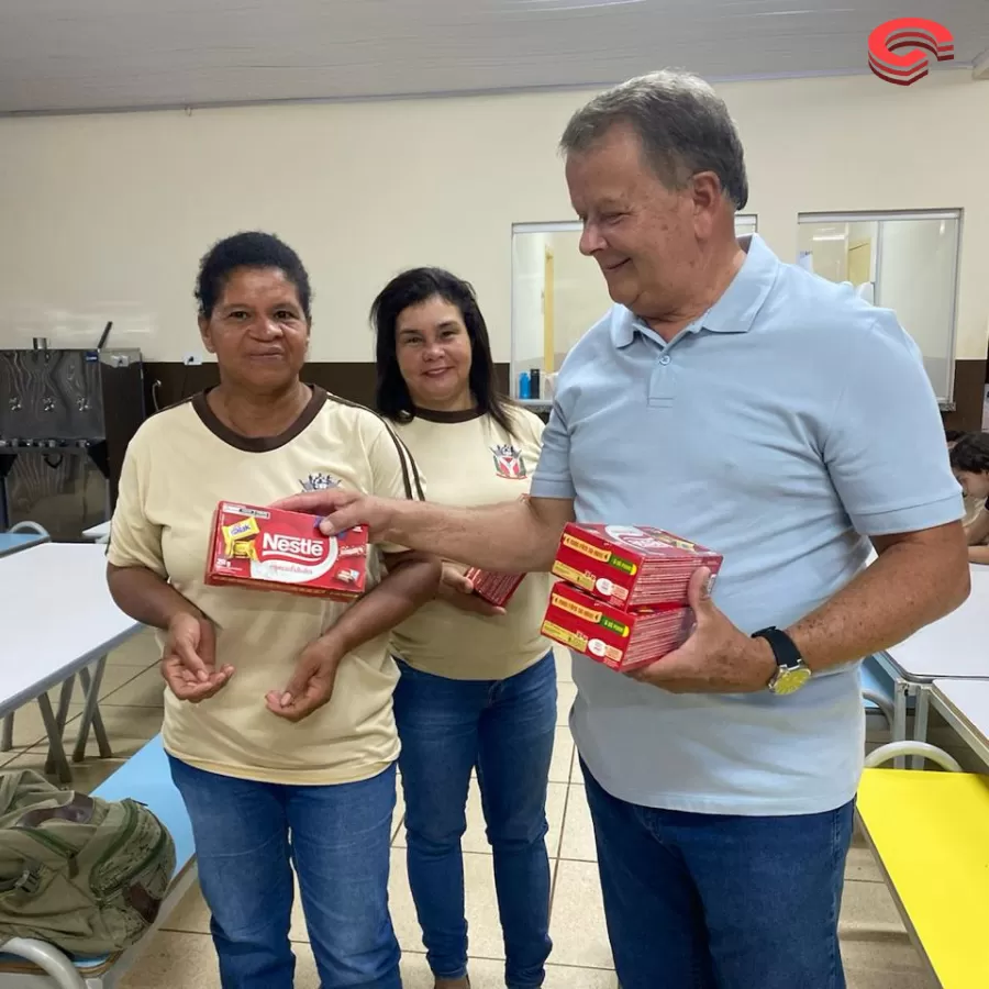 Prefeito Toninho do Café faz entrega de chocolates para alunos da rede municipal, estadual e instituição de Grandes Rios. 