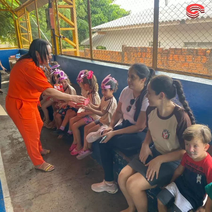 Prefeito Toninho do Café faz entrega de chocolates para alunos da rede municipal, estadual e instituição de Grandes Rios. 