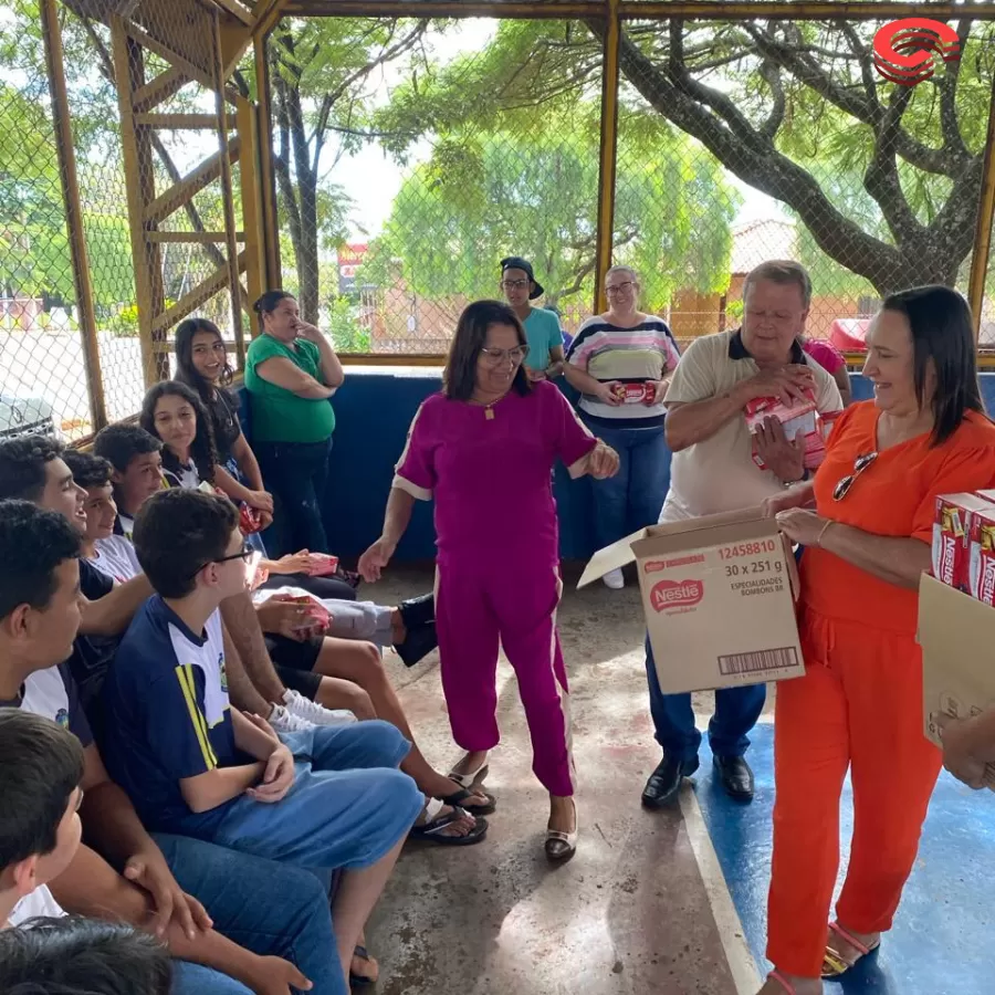 Prefeito Toninho do Café faz entrega de chocolates para alunos da rede municipal, estadual e instituição de Grandes Rios. 