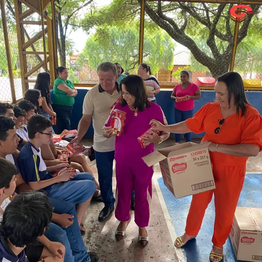 Prefeito Toninho do Café faz entrega de chocolates para alunos da rede municipal, estadual e instituição de Grandes Rios. 