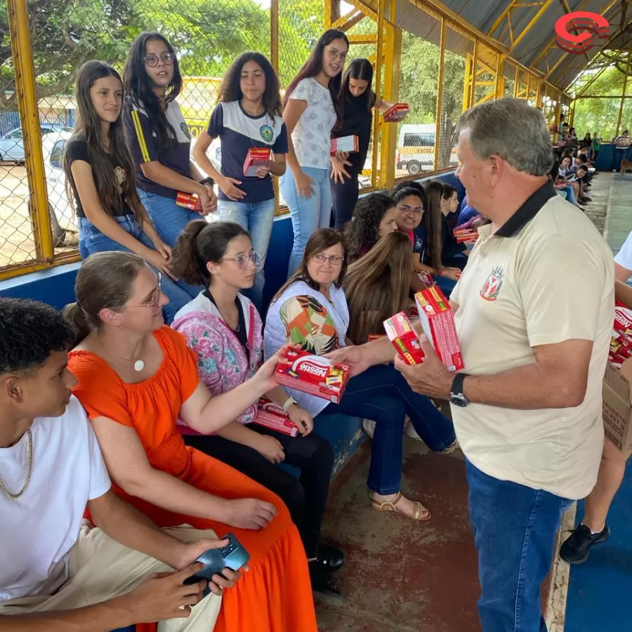 Prefeito Toninho do Café faz entrega de chocolates para alunos da rede municipal, estadual e instituição de Grandes Rios. 