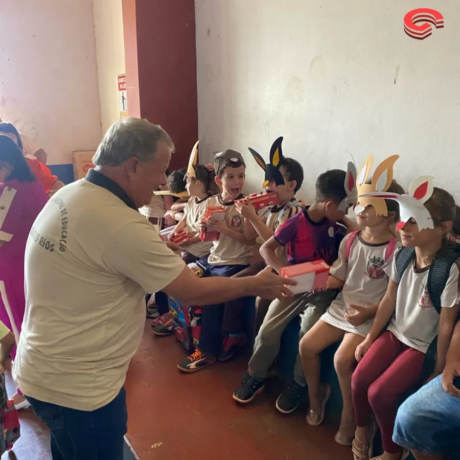 Prefeito Toninho do Café faz entrega de chocolates para alunos da rede municipal, estadual e instituição de Grandes Rios. 