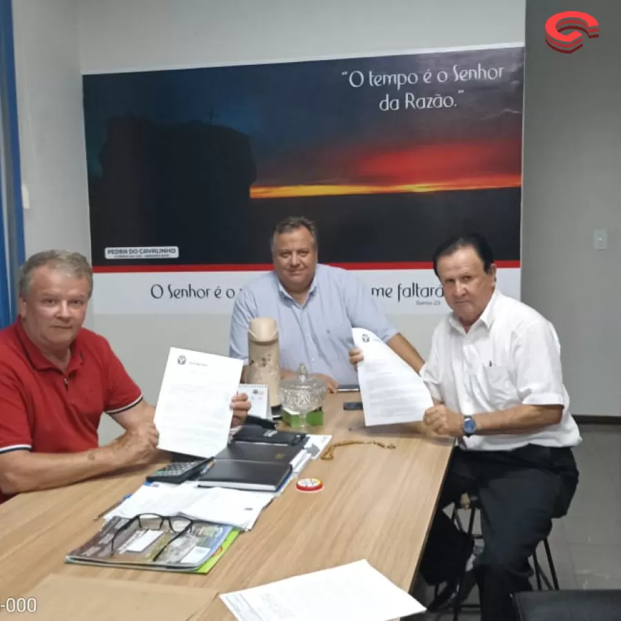 Prefeito Toninho do Café assina termo de cooperação com a Câmara Municipal de Grandes Rios.