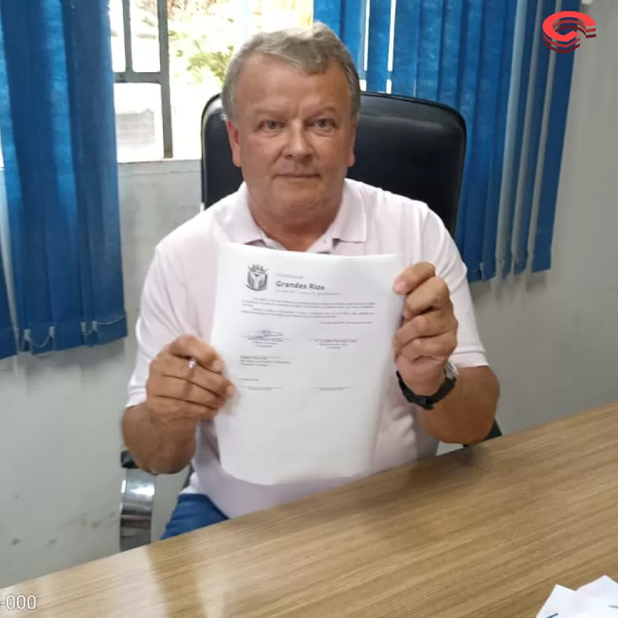 Prefeito Toninho do Café de Grandes Rios assina o contrato de retomada da obra da escola de Ribeirão Bonito.