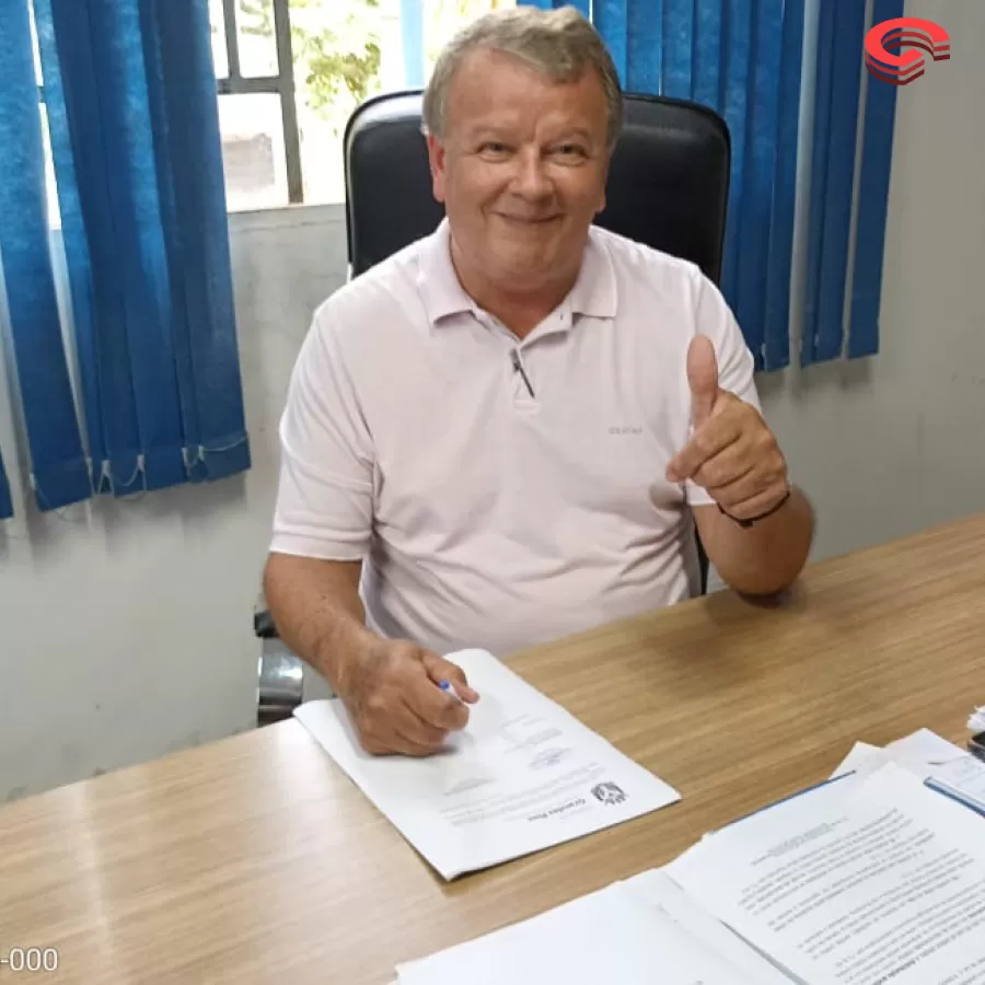 Prefeito Toninho do Café de Grandes Rios assina o contrato de retomada da obra da escola de Ribeirão Bonito.