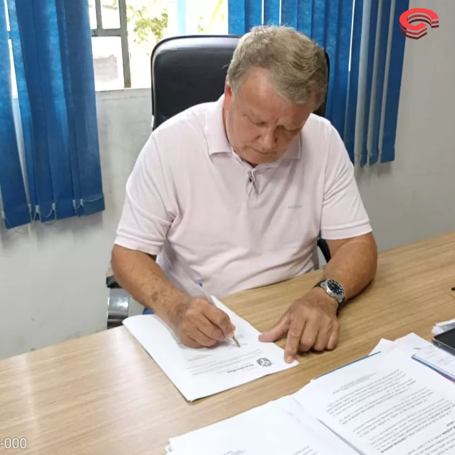 Prefeito Toninho do Café de Grandes Rios assina o contrato de retomada da obra da escola de Ribeirão Bonito.