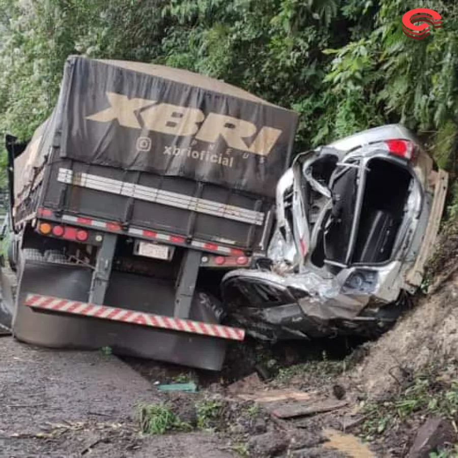 Caminhão perde o freio e casal com bebê sai ileso